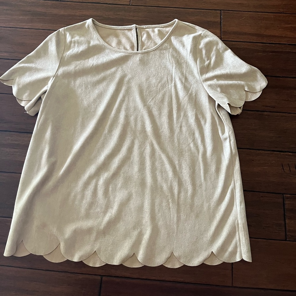 Small top with scalloped edges